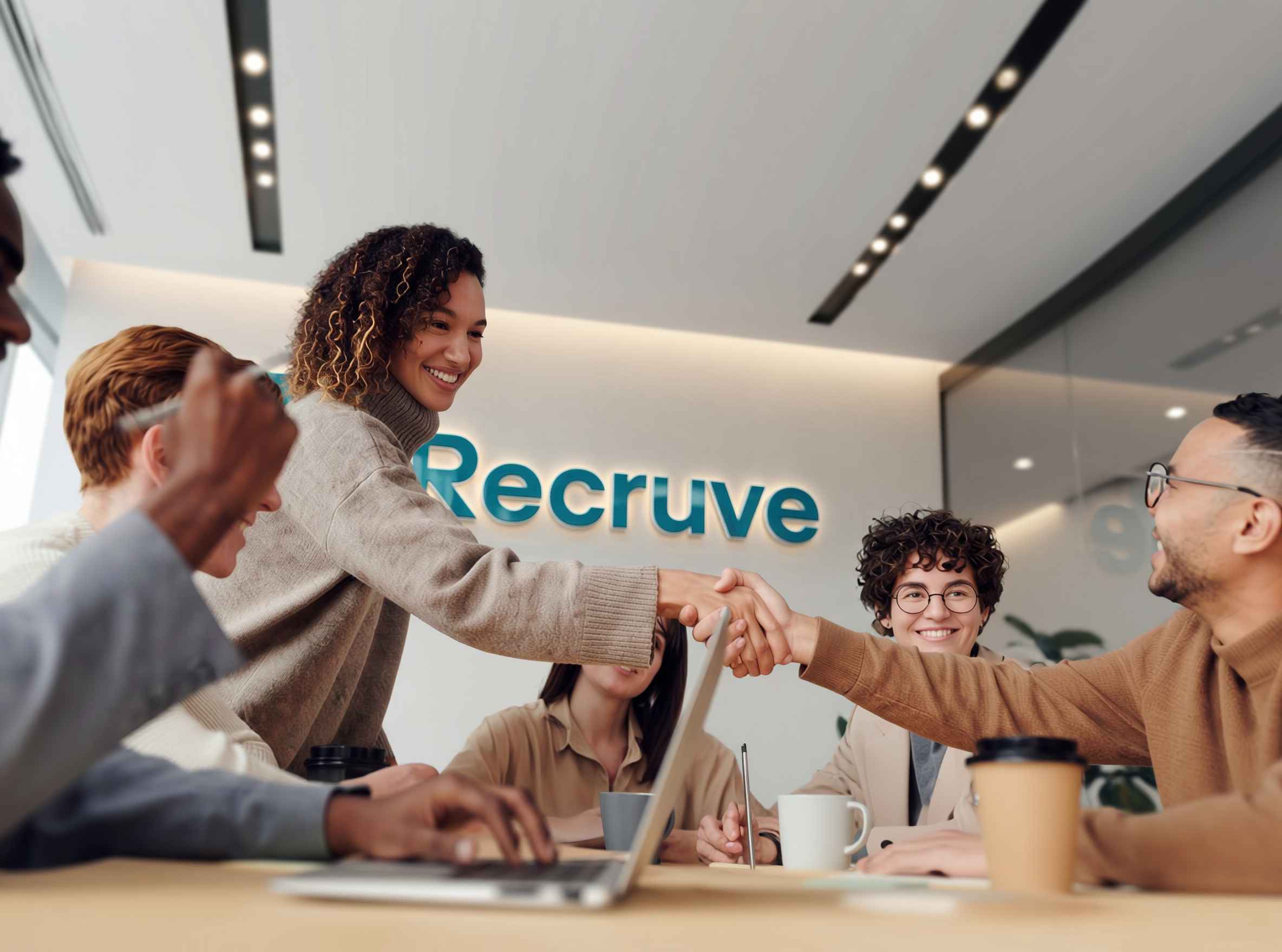 Recruve Team beim erfolgreichen Kundengespräch